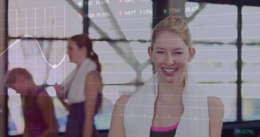 Spor sutyen giyen gülümseyen kadın spor salonunda dinleniyor. Pencereleri, havluları ve çizelgeleri var. Fitness, egzersiz, sağlık, zindelik, eğitim, sağlık, takım çalışması