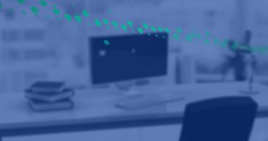 Geniş ekran bilgisayar monitörü ve klavyeyi yeşil veri noktalarıyla birlikte ön pencerenin masasında gösteriliyor. Teknoloji, çalışma alanı, minimalizm, profesyonel, üretkenlik, modern, veri görselleştirme