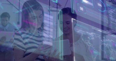 Açık-plan masasında tablet ekranı inceleyen iş birliği yapan ofis profesyonelleri, dijital örtüler. Teknoloji, takım çalışması, yenilik, iş, dijital, modern, iletişim