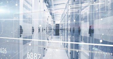 Veri merkezi koridorunda sunucu dolapları, yükseltilmiş fayanslar, tepsiler, anahtarlar ve kaplamalar gösteriliyor. Teknoloji, veri iletimi, ağ altyapısı, dijital güvenlik, endüstriyel tasarım, siber çevre, profesyonel