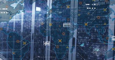 Veri merkezi koridorunda yanıp sönen LED 'lerle birlikte dijital dünya haritası eşleşmesi olan sunucu rafları gösteriliyor. Teknoloji, veri, siber güvenlik, dijital, altyapı, ağ, yenilik