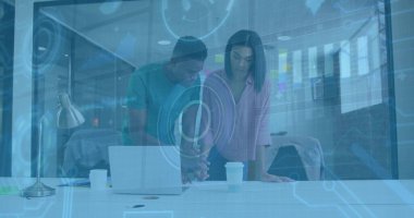 Toplantı odasındaki cam paneldeki dijital analizleri inceliyorum. Laptop, kahve fincanları ve masa lambasıyla. İşbirliği, yenilik, takım çalışması, modernlik, veri görselleştirme, üretkenlik, profesyonel