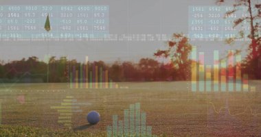 Beyaz golf topunun bayrak yakınındaki golf sahasında ışık tutması, şeffaf veri örtülerini gösteriyor. Spor, analitik, görselleştirme, dijital, açık hava, hassasiyet, teknoloji