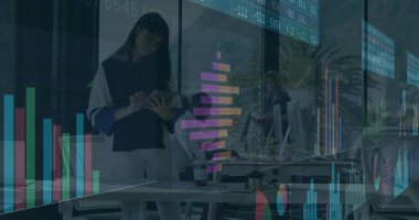 Modern ofisteki tablet üzerinde yüzen veri ekranlarıyla profesyonel çizelgeleri incelemek. Teknoloji, yenilik, işbirliği, analitik, çalışma alanı, fütürist, üretkenlik