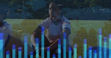 Diz çöken futbolcu çimen sahasına krampon bağlıyor, koniler, bacak koruyucuları ve veriler üst üste biniyor. Atletik, takım çalışması, performans, açık hava, canlı, zindelik, analiz