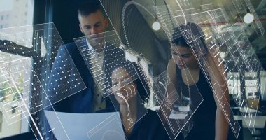 Ofisteki basılı belgeleri inceleyen takım kahve fincanı, bardak, AR kaplamaları. İşbirliği, veri görselleştirme, analiz, yenilik, takım çalışması, modern, dijital