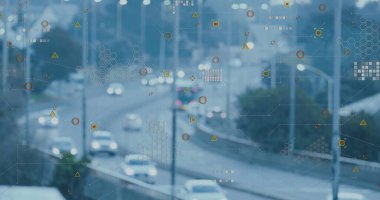 Alacakaranlıkta şehir karayolu boyunca hızla giden yolcu vagonları, ağ altıgeneli ve şebeke örtüleriyle. Kentsel, ulaşım, teknoloji, bağlantı, altyapı, fütüristik, hareket