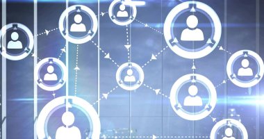 Kontrol odası panelinde mavi işaret fişekleri ve kullanıcı simgeleri ile yüzen diyagram gösteriliyor. Dijital, bağlantı, geleceksel, arayüz, teknoloji, yenilik, siber