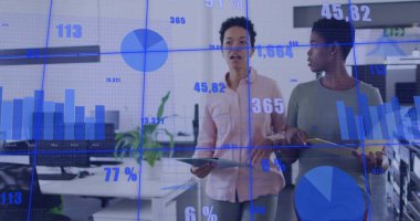 Yürüyen iş kadınları ofiste canlı verileri tartışıyor, tabletler ve holografik çizelgelerle. İşbirliği, teknoloji, yenilik, analitik, iş akışı, profesyonel, dijital
