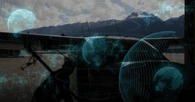 Tulumlu teknisyen hangardaki çift motorlu uçakta aletleri ve holografik ızgaraları ile çömeliyor. Havacılık, teknoloji, bakım, fütüristik, altyapı, mühendislik, sanayi