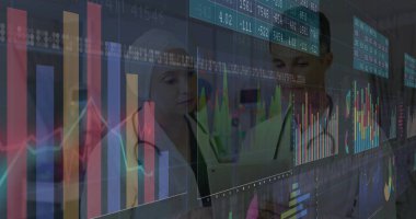 Hastane koridorundaki tableti steteskoplar ve veri tablolarıyla inceleyen tıbbi ekip. Tıbbi, takım çalışması, analitik, dijital, işbirliği, profesyonel, sağlık