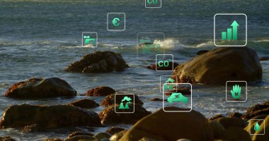 Kıyı kıyısında dalgalı kayalar ve üst üste binen ekolojik simgelerle pürüzsüz kayalar. Doğa, sürdürülebilirlik, korunma, yenilenebilir, deniz, ekoloji, çevre