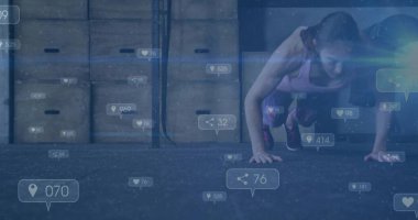 Spor kıyafetleri giymiş kauçuk jimnastik salonunda plastik kutular ile şınav çeken bir kadın. Simgeleri üst üste koy, kopyala. Zindelik, güç, dayanıklılık, egzersiz, kararlılık, aktif, sağIık