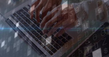 Çalışma alanında dizüstü bilgisayarın tuşlarına basarak yüzen kod grafikleriyle yazı yazmak. Teknolojik, fütüristik, minimalist, yenilik, siber güvenlik, programlama, dijital arayüz