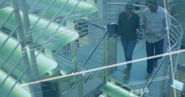 Merdivenden inen profesyoneller ofis avlusunda dizüstü bilgisayar ve tablete danışıyorlar. Modern, profesyonel, yenilikçi, işbirliği, dijital, kentsel, gösterişli