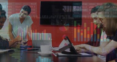 Modern konferans odasındaki tabletler ve kahve fincanlarıyla iş birliği yaparak çizelgeleri gözden geçiriyorlar. Şirketler, takım çalışması, çalışma alanı, yenilik, teknoloji, danışma, iletişim