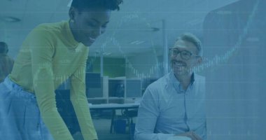 Sarı elbiseli bir kadın ve açık planlı bir ofiste pazar verilerini analiz eden bir adam. Şirket, takım çalışması, modernite, analitik, üretkenlik, iş dünyası, dijital