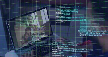 Ceket giyimli müteahhit masadaki dizüstü bilgisayarda toplantı düzenliyor, kahve fincanı, kod şebekesi örtüsü. Profesyonel, çalışma alanı, dijital, modern, üretkenlik, teknoloji, konsantrasyon