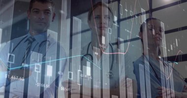 Hastanede üniformalı sağlık görevlileri steteskoplarla kollarını kavuşturuyor. Sağlık, takım çalışması, profesyonellik, veri görselleştirme, klinik, teşhis, tıp endüstrisi