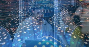 Konferans odasında dizüstü bilgisayarı inceleyen üç meslektaşımızı bir araya getiriyoruz. Teknoloji, işbirliği, yenilik, veri, dijital, iletişim, iş