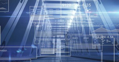 Veri merkezinde ışık huzmeleri ve şebeke zemininin yer aldığı fütüristik salonun HUD örtüleri gösteriliyor. Gelecekçi, teknoloji, siber, yenilik, dijital, endüstriyel, modern