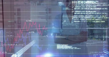 Ofiste steteskop, çizgi grafikleri, kod kaplaması, kopyalama alanı takılı duran çapraz kollu bir doktor. Sağlık, veri analizi, dijital tanı, tıbbi teknoloji, klinik araştırma, yenilik, modern ofis