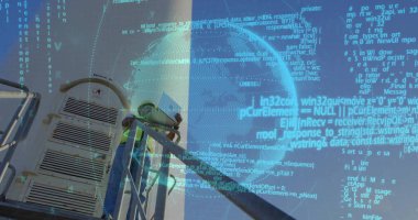 Kask teknisyeni havalandırma ünitesini çatıdaki merdivene yerleştiriyor. Şifreli ve küresel kaplamalı. Uzayı kopyala. Teknoloji, sanayi, güvenlik, dijital, altyapı, otomasyon, mühendislik