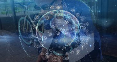 Gözlüklü adam dışarıda bankta akıllı telefon, bisiklet ve ağ küresi tutuyor. Kentsel, teknoloji, bağlantı, profesyonel, açık hava, modern, ağ oluşturma