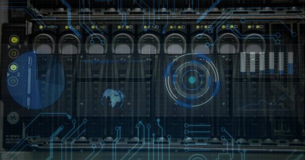 Сервер стойки обработки данных в дата-центре, с привода отсеков, печатных плат и цифрового наложения. Технологии, кибербезопасность, аналитика данных, информация, цифровая инфраструктура, программное обеспечение, инновации