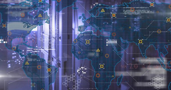 Проектирование наложения карты мира на сетевые узлы и фрагменты кода над серверными стойками в дата-центре. Цифровые, сетевые, футуристические, технологические, кибернетические, сетевые