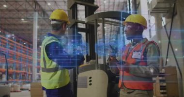 Deponun forkliftlerini koordine ederken AR panellerini güncelleyen teknisyen tıklama tableti. İşbirliği, teknoloji, sanayi, lojistik, dijital, verimlilik, takım çalışması