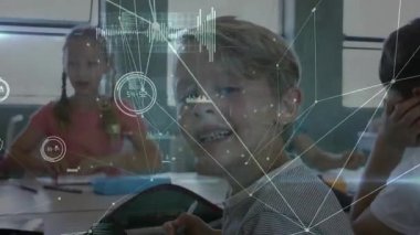 Sarışın çocuk, elinde kalem tutarak öğrencileri birbirine bağlayan ağ düğümlerini gösteriyor. Eğitim, işbirliği, dijital, yenilik, öğrenme, teknoloji, gençlik