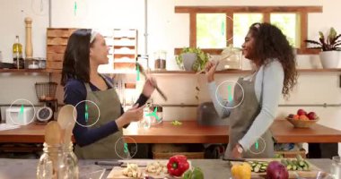 İki ev aşçısı spatula ve kaşık alıp animasyon dansla düet yapmaya başlıyor. Oyunculuk, dostluk, aşçılık, yaşam tarzı, hayat dolu, neşeli, aktivite