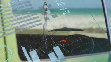 Araç HUD, görselleştirme verilerini güncelleme, çizelgeler kayma ve plajda yerleşmeyle örtüşüyor. Otomotiv, gösterge paneli, bilgi, teknoloji, navigasyon, manzara, açık hava