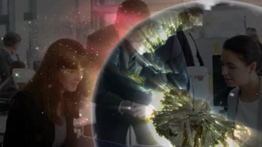 İş ekibi klavyeye dokunuyor, yıldızlarla dönen Dünya küresi yaratıyor ve verileri açığa çıkarıyor. İşbirliği, yenilik, teknoloji, küresel, bağlantı, modern, takım çalışması