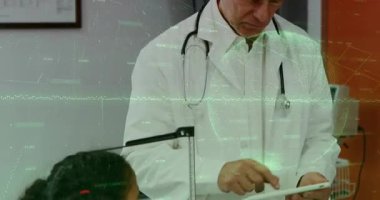 Kıdemli doktor tableti tıkırdatırken tıbbi verileri kadın hasta gözetimi olarak açıklıyor. Tıbbi, sağlık, pediatrik, danışma, teşhis, profesyonellik, modern