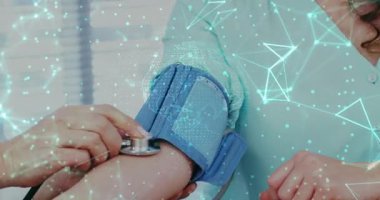 Koluna mavi manşet takan bir kadın steteskopa basıyor ve kalp atışlarını kontrol ediyor. Sağlık, sağlık, profesyonellik, teşhis, sakin, klinik, tıbbi ekipman