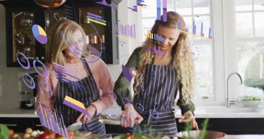 Annesi sebzeleri açarken, kızı da yemek pişirmek için verileri üst üste koyuyor. Aşçılık, aşçılık, aile, işbirliği, modern, enerjik, hazırlık