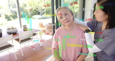 Terapistin müşterinin omuzlarına dokunması AR ekonomisinin yükselmesine ve boyun esnetmesine yol açıyor. Sağlık, rahatlama, uyum, modern, açık hava, dijital, ilerleme