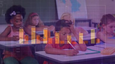 Sınır grafikleri ve çizgi grafikleri sınıfın gelişimini görselleştirirken, beş çocuk masa başında yazı yazıyor. Eğitim, analitik, sınıf, öğrenciler, büyüme, veri, öğrenim