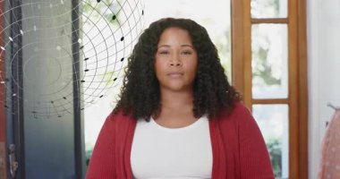 Kadın fuayede durmuş teknoloji demosunu aktifleştiriyor. Küresel ızgara taraması yapıyor. Gülümseyen bir sırıtış sergiliyor. Futuristik, teknoloji, arayüz, dijital, bağlantı, yenilik, modern