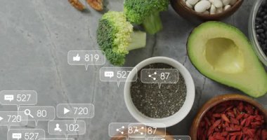 Başlangıçta sosyal medya ortaya çıkan ve nişan değişikliğini gösteren malzemelerin etrafında yüzen örtüler oluşturuyor. Sağlık, organik, beslenme, sağlık, minimalist, enerjik, yaşam tarzı