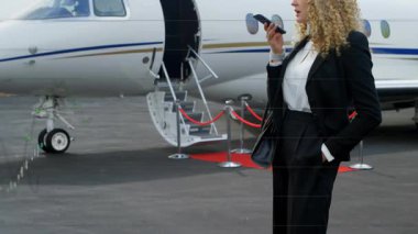 CEO özel jetle akıllı telefona konuşuyor, grafikler başlatılıyor artan finansal ölçümler. Lüks, girişimcilik, veri görselleştirme, finans, havacılık, kurumsal, profesyonel