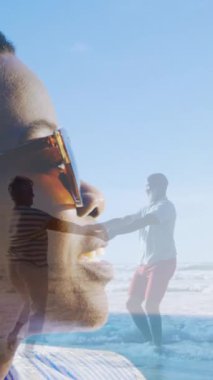 Afrika kökenli Amerikalı bir kadının Afrika kökenli Amerikalı yaşlı bir çiftin plajda dans edişinin animasyonu. Tatiller, tatiller, ilişki ve birlikte zaman geçirme konsepti dijital olarak oluşturulmuş video.