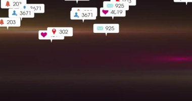 Başlangıçta, yüzen sosyal medya simgeleri ortaya çıkar, kümelenir, güncellenirken katılım gösterilir. Dijital, dinamik, minimalist, sosyal, etkileşimli, modern, veri