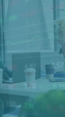 Ofiste çalışan çeşitli iş adamları üzerinde finansal veri işleme animasyonu. Küresel iş, finans ve dijital arayüz kavramı dijital olarak oluşturulmuş video.