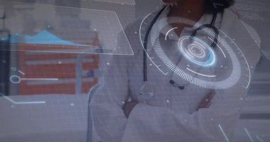 Holografik arayüzün ortaya çıktığını fark eden kadın doktor, sağlık verilerinin nabız çizelgesini izliyor. Tıbbi, sağlık, dijital, yenilik, teknoloji, analiz, profesyonellik