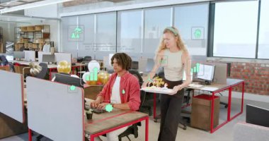 Yazan ofis çalışanı, doğum günü pastasıyla içeri giren kadın meslektaşı yeşil simgelerin arasında kıvılcımlar saçıyor. İşbirliği, kutlama, takım çalışması, şenlik, modern, üretkenlik, yoldaşlık