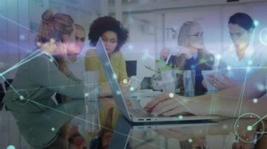 Masada iş birliği yapan meslektaşlar, tartışma için ağ örtüsü başlatan yazıcı aktarma cihazları. Profesyonel, takım çalışması, yenilik, dijital, iletişim, modern, bağlantı