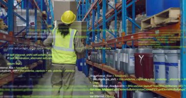 Depo işçisi rafları tarıyor, kutuları topluyor ve istifliyor sonra da güvenlik için miğferi denetliyor. Sanayi, lojistik, organizasyon, depolama, verimlilik, güvenlik, üretkenlik